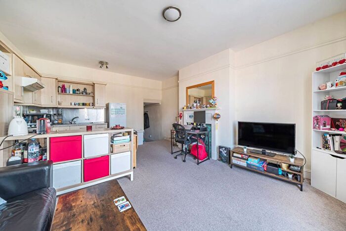 1 Bedroom Flat To Rent In West Kensington, West Kensington, London, W14
