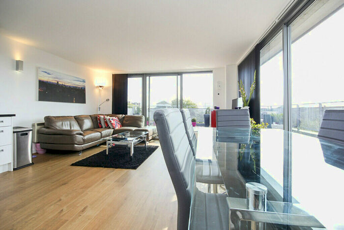 2 Bedroom Flat To Rent In Flat, Alaska Building, Deals Gateway, London, SE13