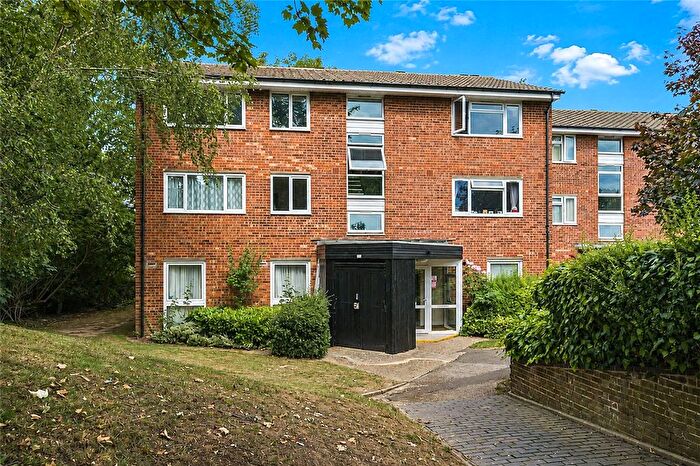 2 Bedroom Flat For Sale In Dyke Drive, Orpington, Kent, BR5