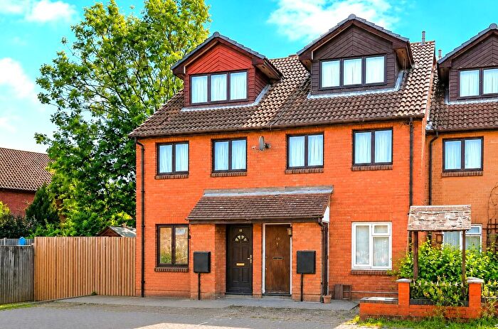 2 Bedroom Maisonette For Sale In Berrydale Road, Hayes, UB4