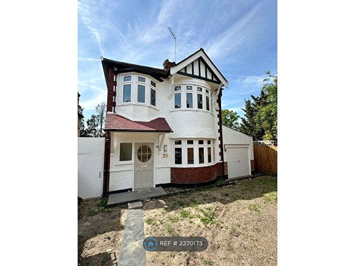 3 Bedroom Detached House To Rent In Cyprus Gardens, London, N3