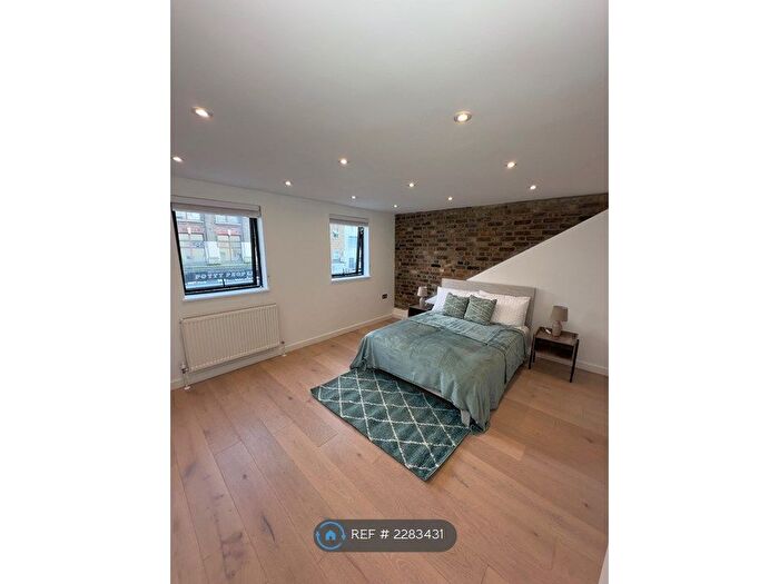 2 Bedroom Flat To Rent In Bethnal Green Road, London, E2