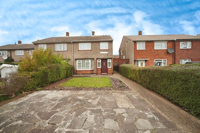 3 Bedroom Semi-Detached House For Sale In Marlin Road, Luton, LU4