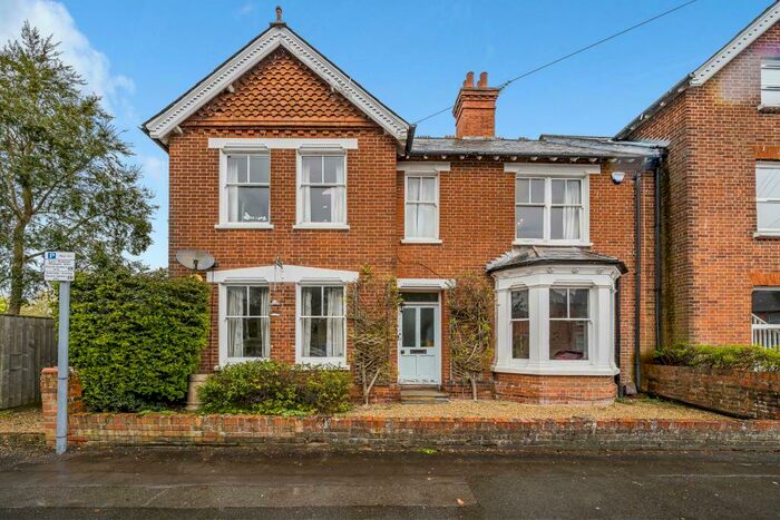 4 Bedroom Semi-Detached House To Rent In Newbury, Berkshire, RG14