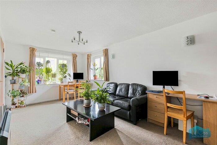 2 Bedroom Flat To Rent In Deanery Close, London, N2