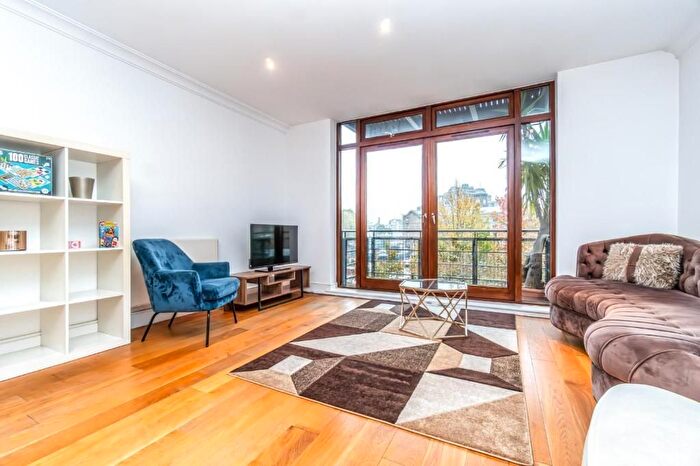 2 Bedroom Flat To Rent In Shearwater Court Star Place, Wapping, London, E1W