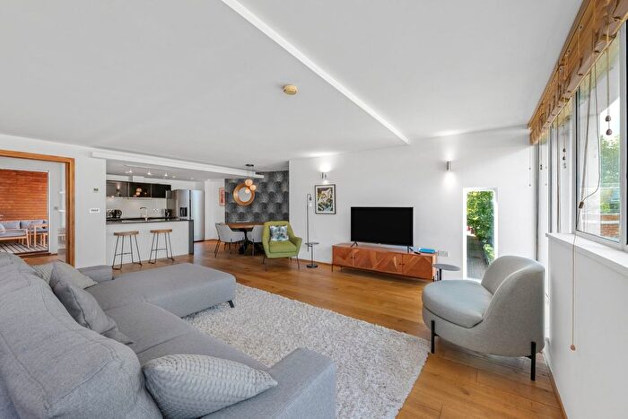 3 Bedroom Flat To Rent In Sheen Road, Surrey, TW9