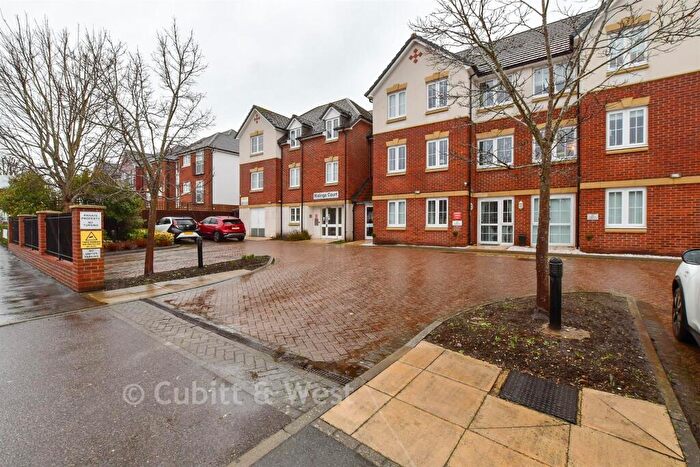1 Bedroom Flat For Sale In Prices Lane, Reigate, Surrey, RH2