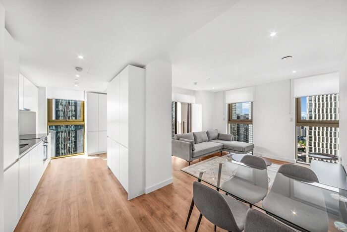 2 Bedroom Apartment To Rent In One Thames Quay, Marsh Wall, E14