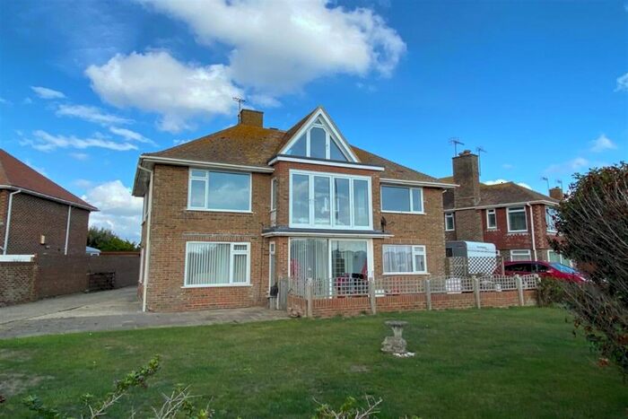 3 Bedroom Apartment To Rent In Marine Crescent, Goring-By-Sea, BN12