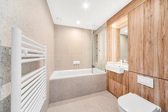 2 Bedroom Apartment To Rent In Cendal Crescent London, E1