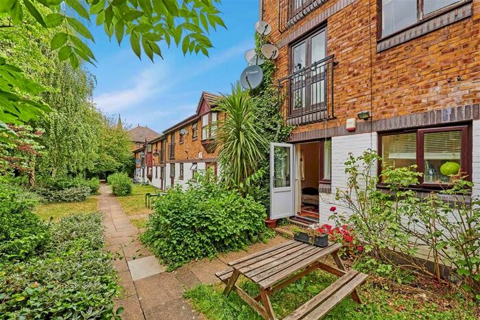 2 Bedroom Flat To Rent In Courthill Road, London, SE13