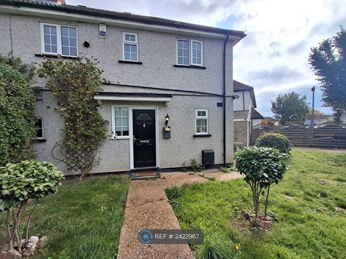 3 Bedroom Detached House To Rent In Bellhouse Road, Romford, RM7