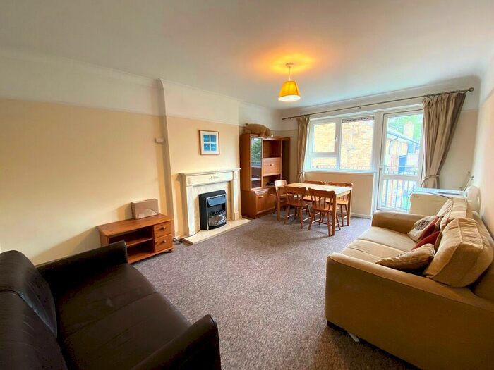 3 Bedroom Flat To Rent In South Street, PO5