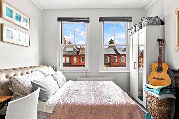 2 Bedroom Apartment For Sale In Gladstone Avenue, London, N22