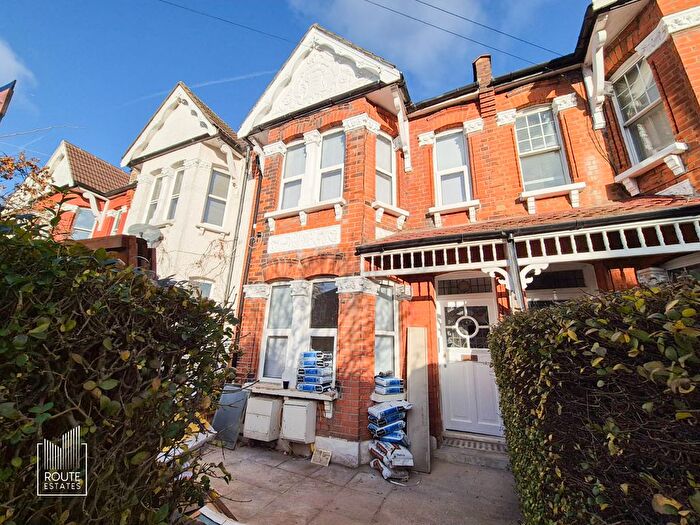 2 Bedroom Flat To Rent In Park Avenue, Enfield, N13