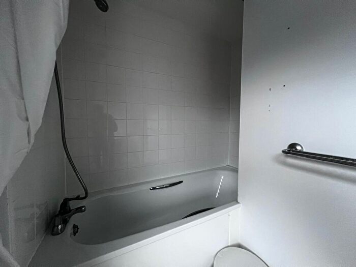 1 Bedroom Flat For Sale In First Floor Flat, Grayshott Road, Battersea, London, SW11