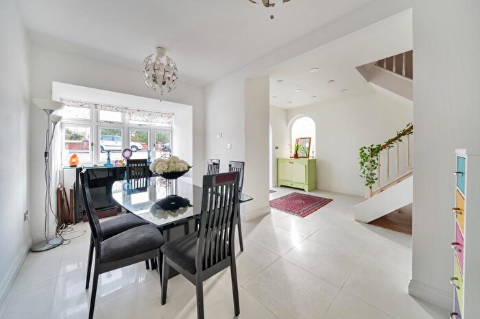 4 Bedroom Detached House For Sale In Broughton Avenue, Finchley, N3