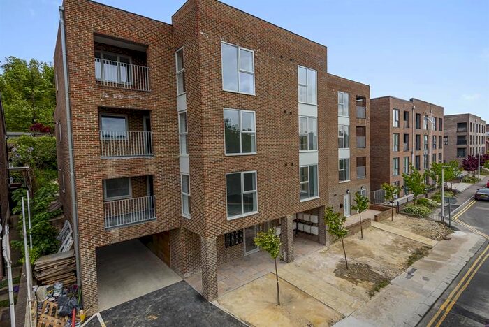 2 Bedroom Flat To Rent In Cross Street, Chatham, ME4