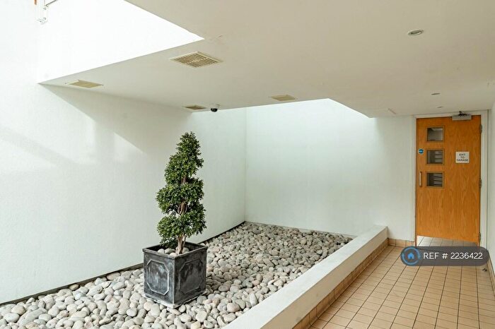 2 Bedroom Flat To Rent In Brook Parade, Chigwell, IG7