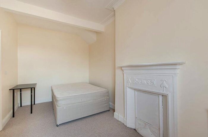 2 Bedroom Flat To Rent In Uxbridge Road, Shepherd's Bush, London, W12