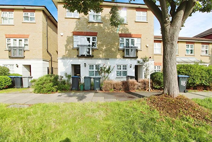 5 Bedroom Town House To Rent In Honeypot Lane, Kingsbury, London, NW9