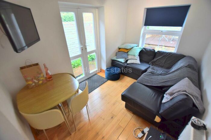 4 Bedroom Terraced House To Rent In Donnington Gardens, Reading, RG1
