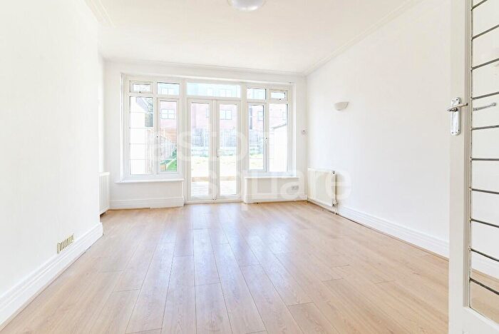 3 Bedroom Semi-Detached House To Rent In Green Walk, London, NW4