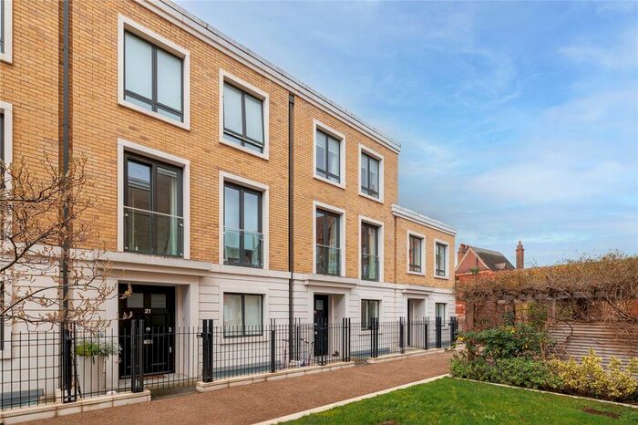 3 Bedroom Mews To Rent In London, SW6