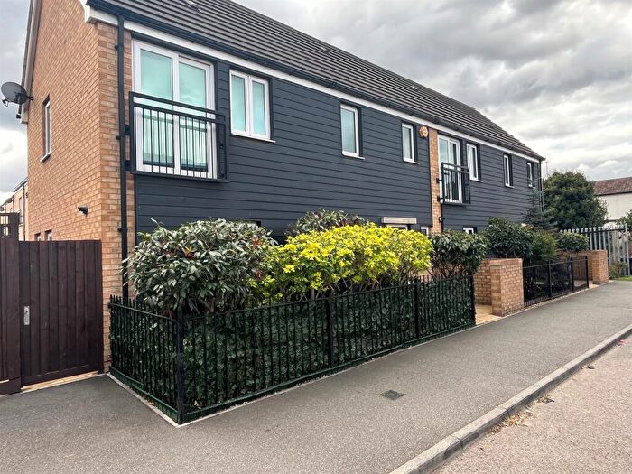 3 Bedroom Semi-Detached House For Sale In London Road, Grays, RM20