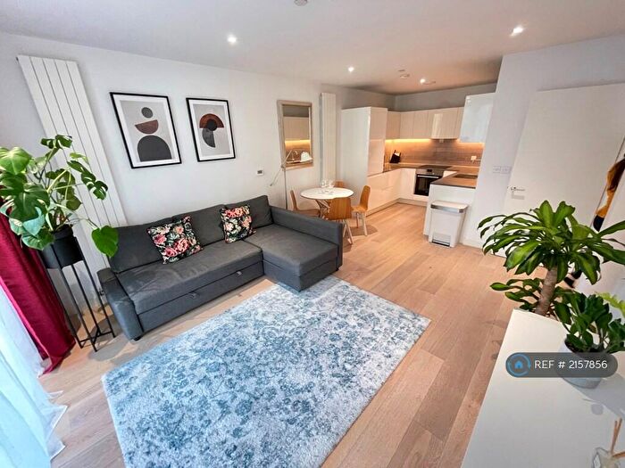 1 Bedroom Flat To Rent In Cunningham Avenue, London, E16