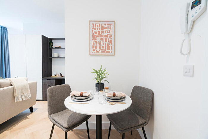 Apartment To Rent In Apt, Churchill House Residence #, LG06