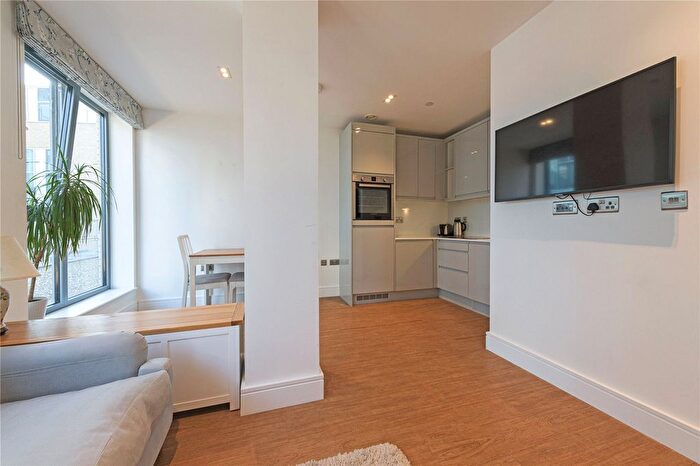 2 Bedroom Flat To Rent In Red Lion Square, SW18