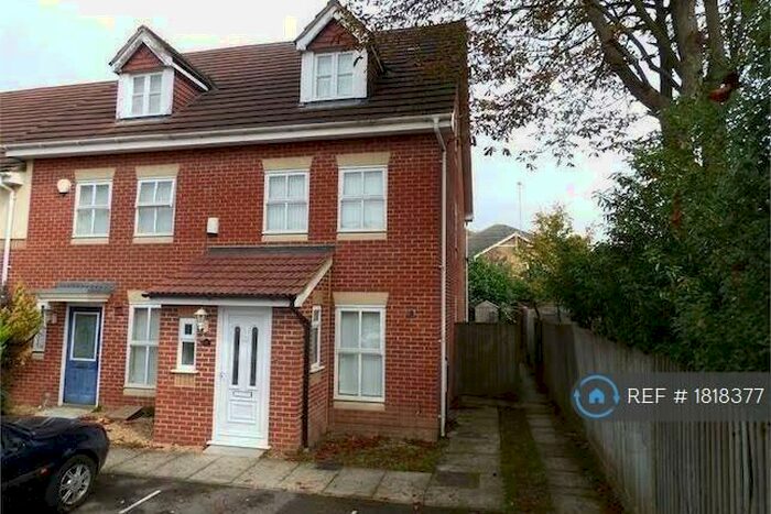 3 Bedroom Semi-Detached House To Rent In Hurworth Avenue, Slough, SL3