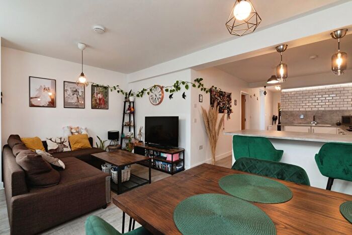 2 Bedroom Maisonette For Sale In Hoe Street, Walthamstow, E17