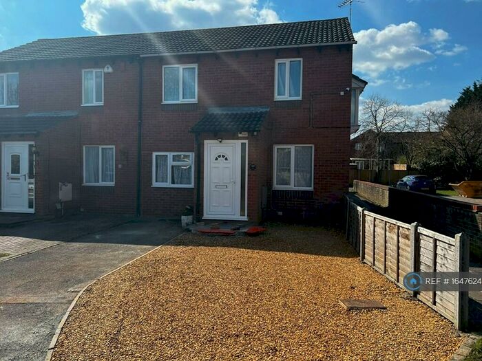 4 Bedroom Semi-Detached House To Rent In The Delph, Reading, RG6