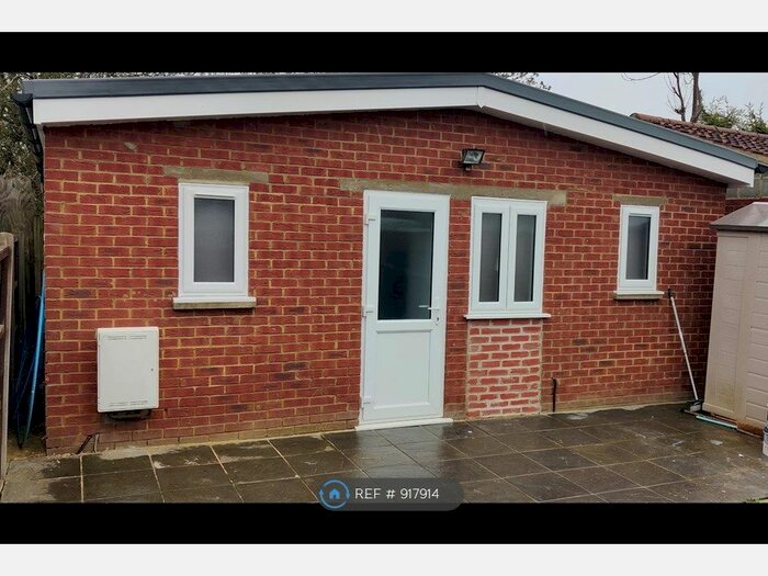 1 Bedroom Flat To Rent In Desford Way, Ashford, TW15