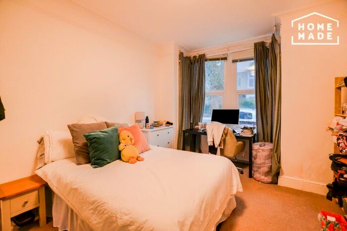 3 Bedroom Flat To Rent In Mandrake Road, Tooting Bec, SW17