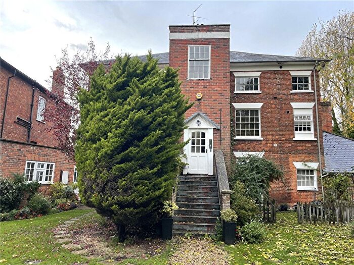 2 Bedroom Flat For Sale In Charnham Court, Hungerford, Berkshire, RG17