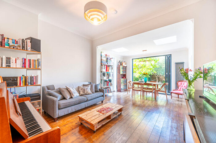 2 Bedroom Maisonette For Sale In Melrose Avenue, Willesden Green, London, NW2