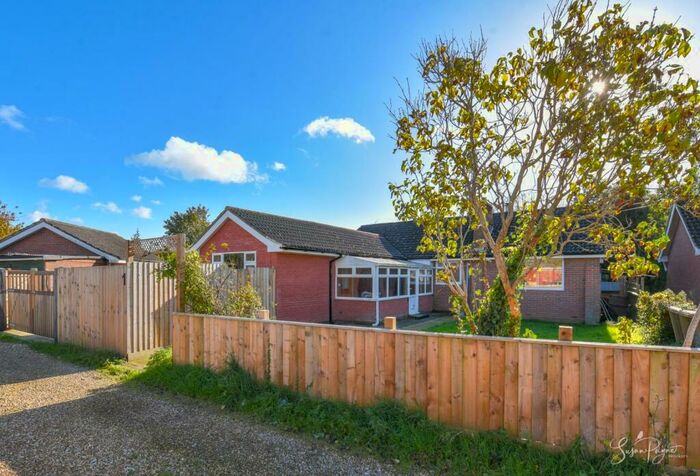 4 Bedroom Detached Bungalow For Sale In Sandy Close, Blackwater, Newport, PO30