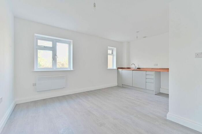 Studio To Rent In Kings Road, South Norwood, London, SE25