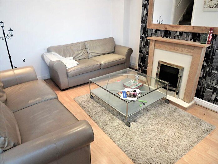 3 Bedroom House To Rent In Woodside Place, LS4