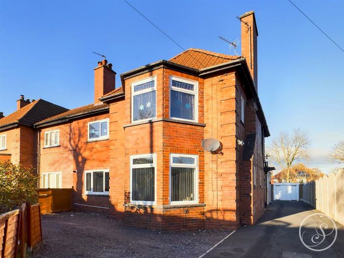 3 Bedroom Flat To Rent In Street Lane, Roundhay, Leeds, LS8