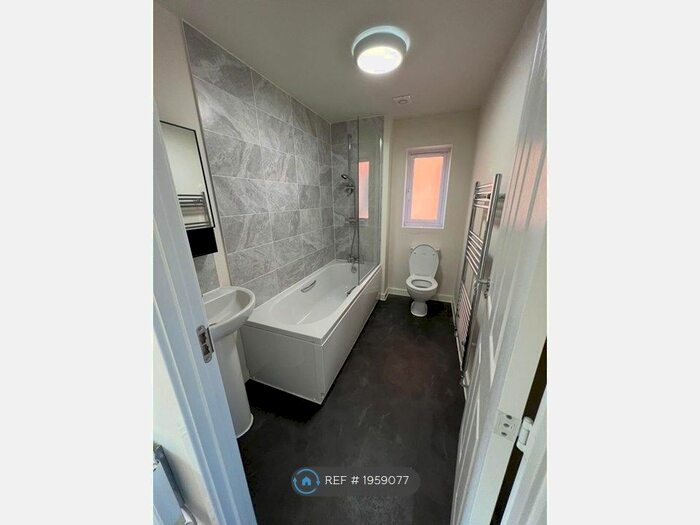 3 Bedroom Terraced House To Rent In Riverside Way, Salford, M6