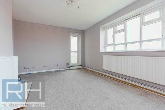 3 Bedroom Flat To Rent In Colney Hatch Lane, Muswell Hill, London N10