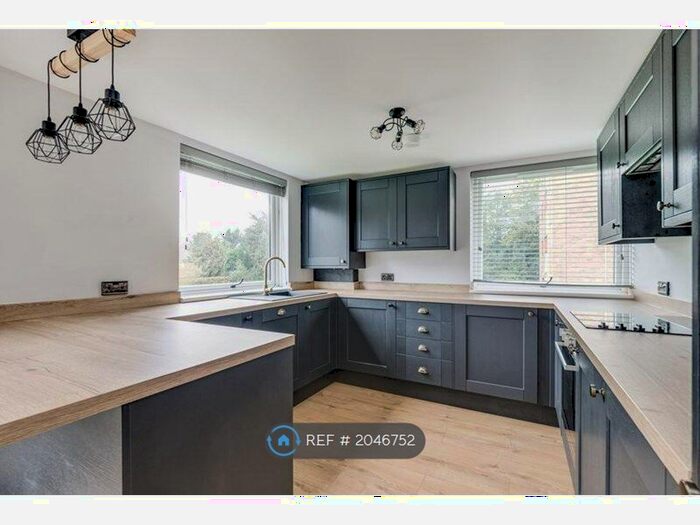 2 Bedroom Flat To Rent In Farleigh Court, South Croydon, CR2