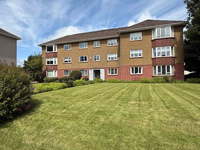 3 Bedroom Flat To Rent In Broomhill Avenue, Malletsheugh, G77