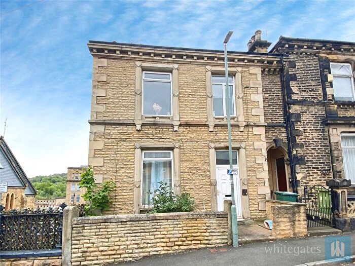 3 Bedroom End Of Terrace House For Sale In Swindon Road, Dewsbury, WF13