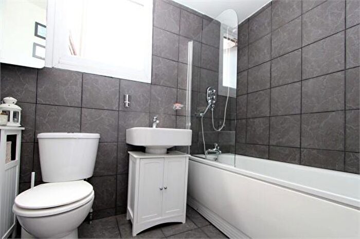 2 Bedroom Apartment To Rent In Whittington Road, Bowes Park, N22